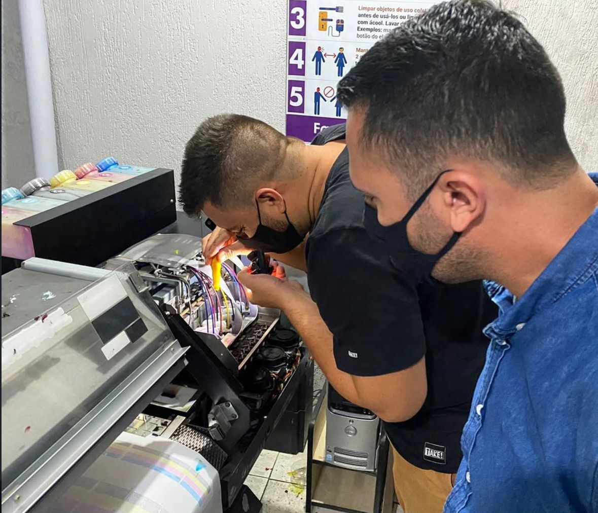 Manutenção corretiva em cabeçote de impressora digital
