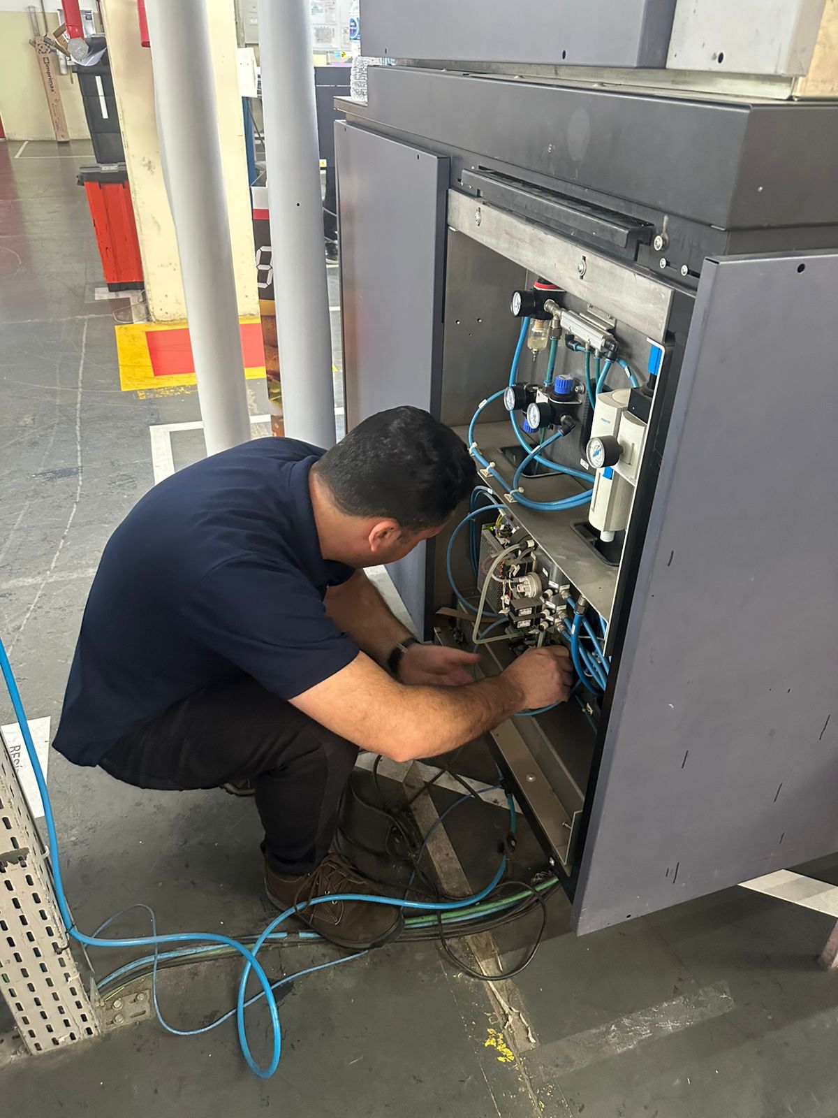 Instalação e ajuste do sistema pneumático de equipamento industrial